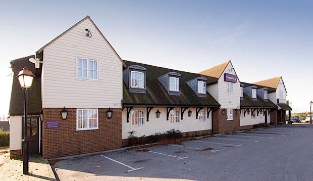 Exterior at Premier Inn Gravesend (A2/Singlewell showing car park