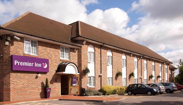 Exterior and car park at Premier Inn London Greenford