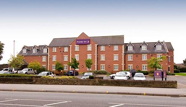 Car park and exterior at Premier Inn Nottingham North (Daybrook) hotel