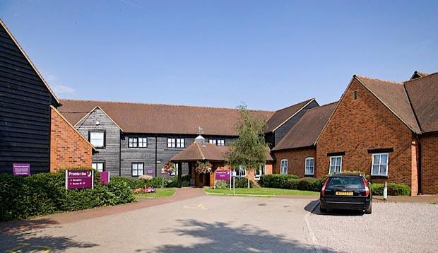 Exterior of Premier Inn St. Albans/Bricket Wood showing car park