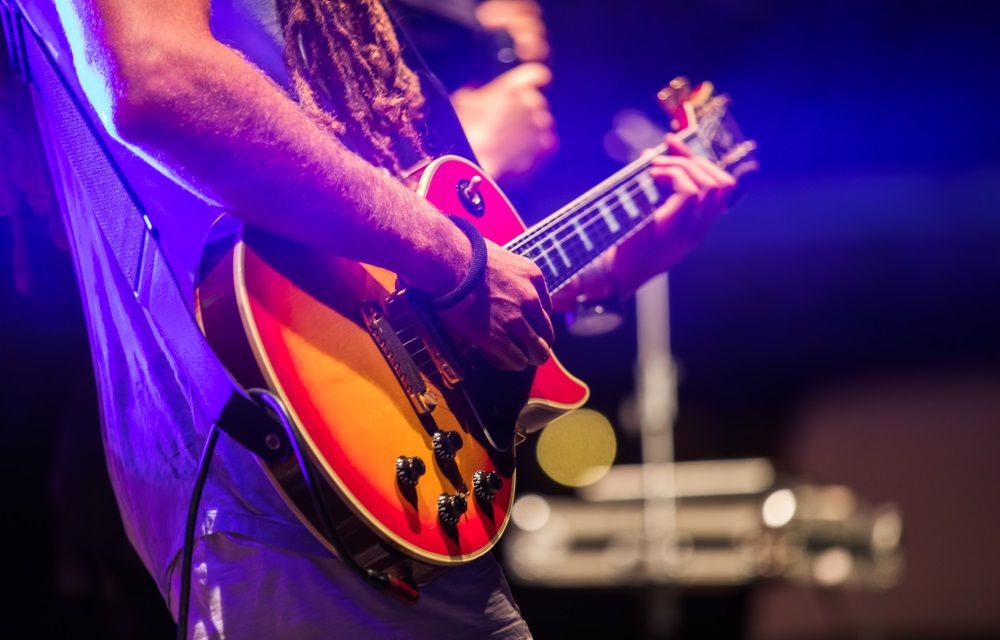 Mann mit Gitarre Nahaufnahme