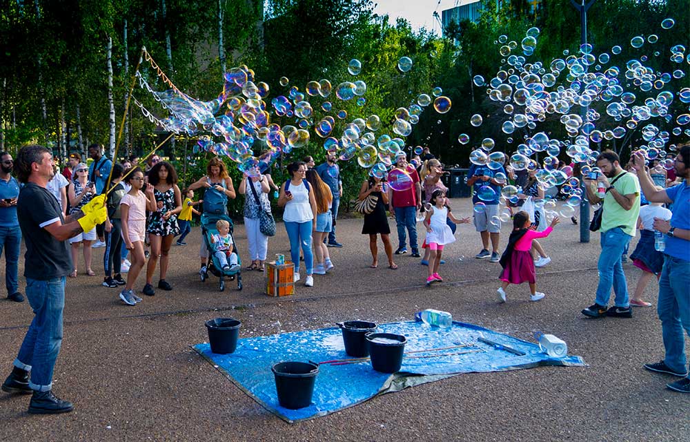 Spot entertainers on the South Bank